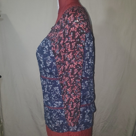 LUCKY Brand Blue and White With Red Flowers 3/4 Sleeves Boho Top.  Size S. - Picture 2 of 6